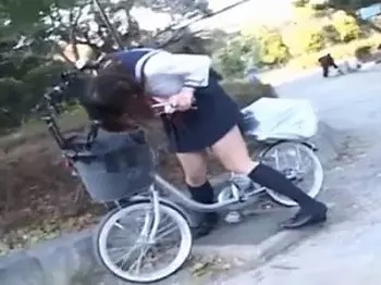 アクメ自転車に乗って大量潮吹きする露出好きなお姉さんｗ