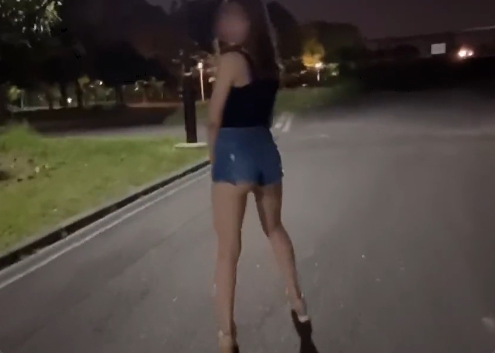 夜の公園で大胆に野外セックス！めっちゃおっぱいデカいｗ