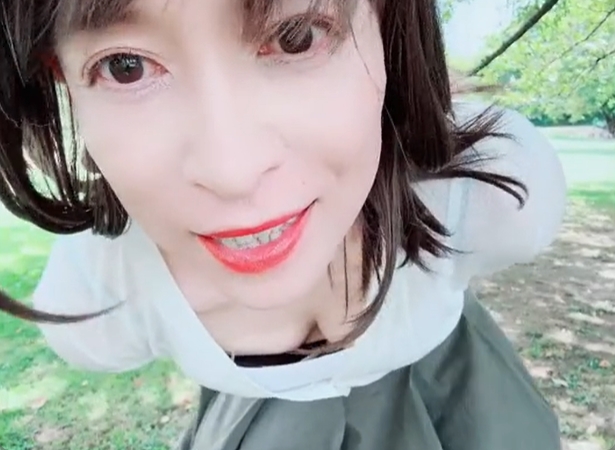 真昼間の公園で露出オナニーするド変態女装師！涎垂らしてるｗ