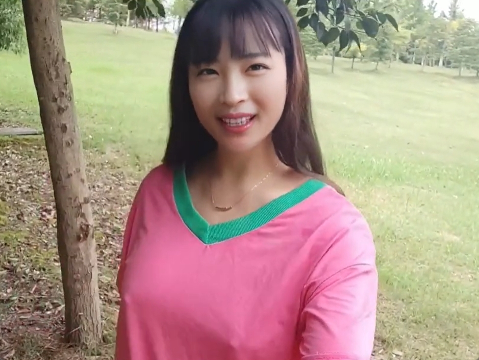 ノーブラ散歩をする変態お姉さん！乳首ぽっちがいやらしいぜｗ