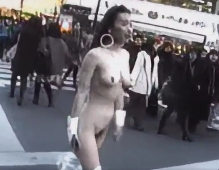 渋谷のスクランブル交差点で全裸露出する女がヤバすぎるｗ