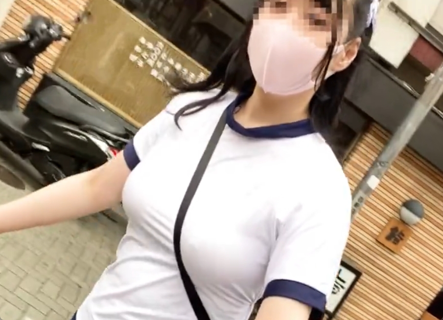 ノーブラで渋谷のセンター街を闊歩するド変態露出女！この度胸はどこからｗ