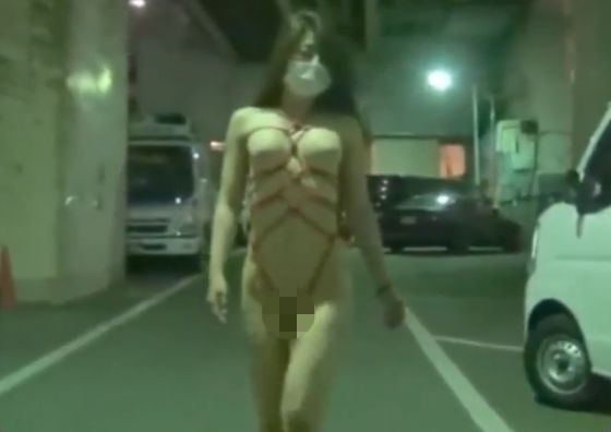 東京の港区で全裸露出！駐車場を堂々とマンコ丸出しで歩くお姉さんｗ