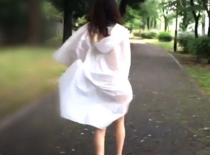 全裸にレインコート一枚羽織って公園で露出行為をするお姉さんｗ
